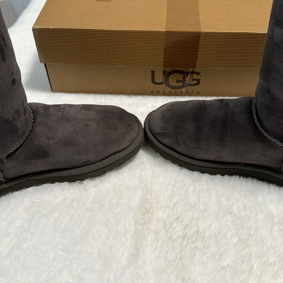 Women Ugg Boots - Picture 10 of 10